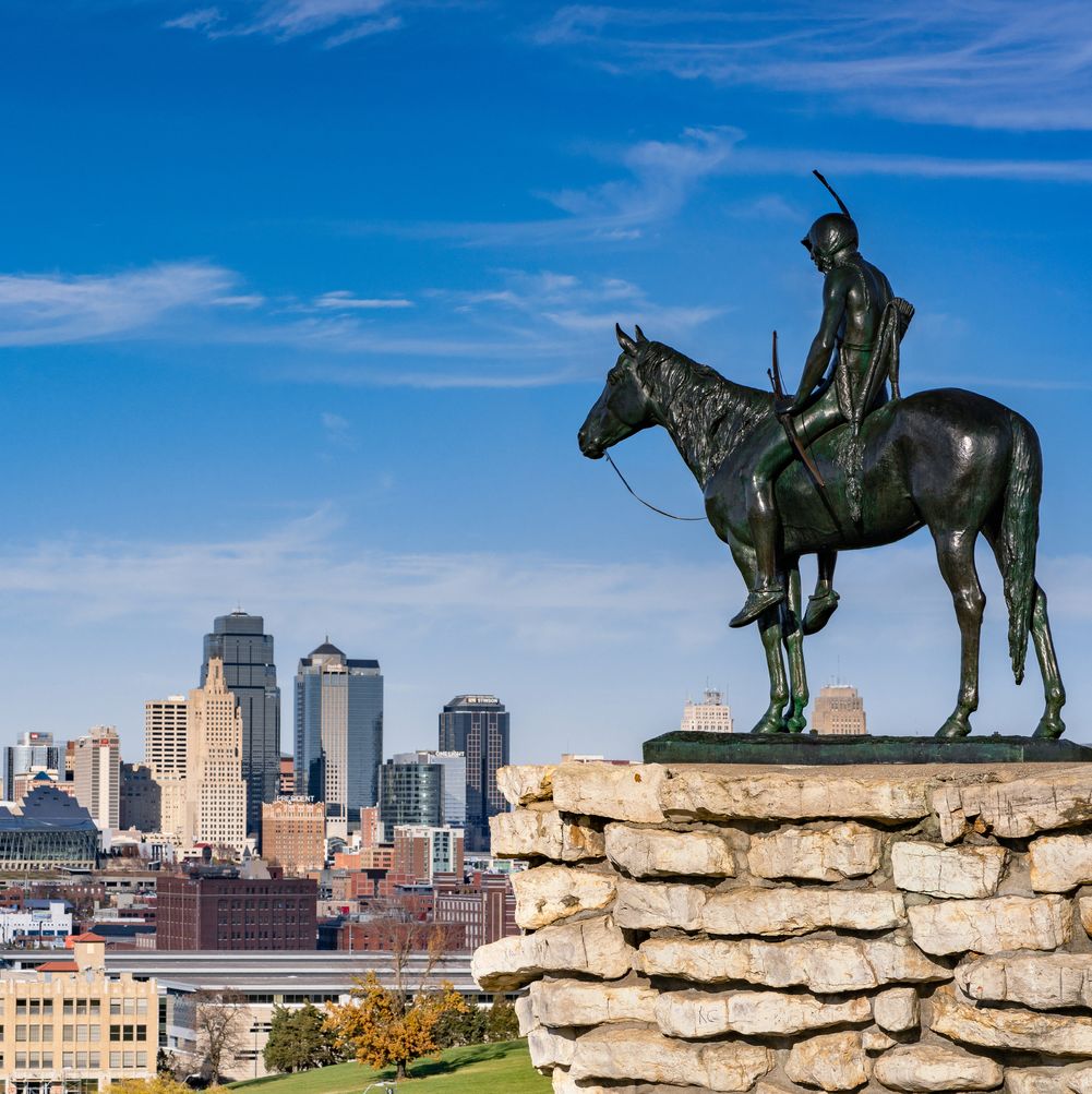 Die Statue The Scout in Kansas City mit der Skyline im Hintergrund