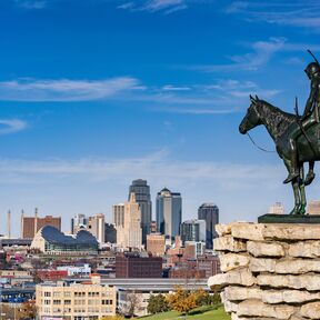 Die Statue The Scout in Kansas City mit der Skyline im Hintergrund