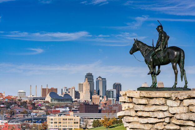 Die Statue The Scout in Kansas City mit der Skyline im Hintergrund Die Statue The Scout in Kansas City mit der Skyline im Hintergrund