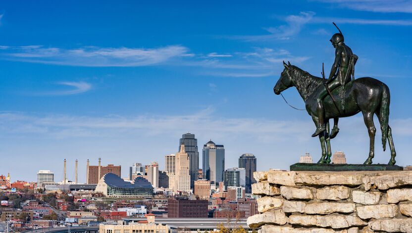 Die Statue The Scout in Kansas City mit der Skyline im Hintergrund Die Statue The Scout in Kansas City mit der Skyline im Hintergrund