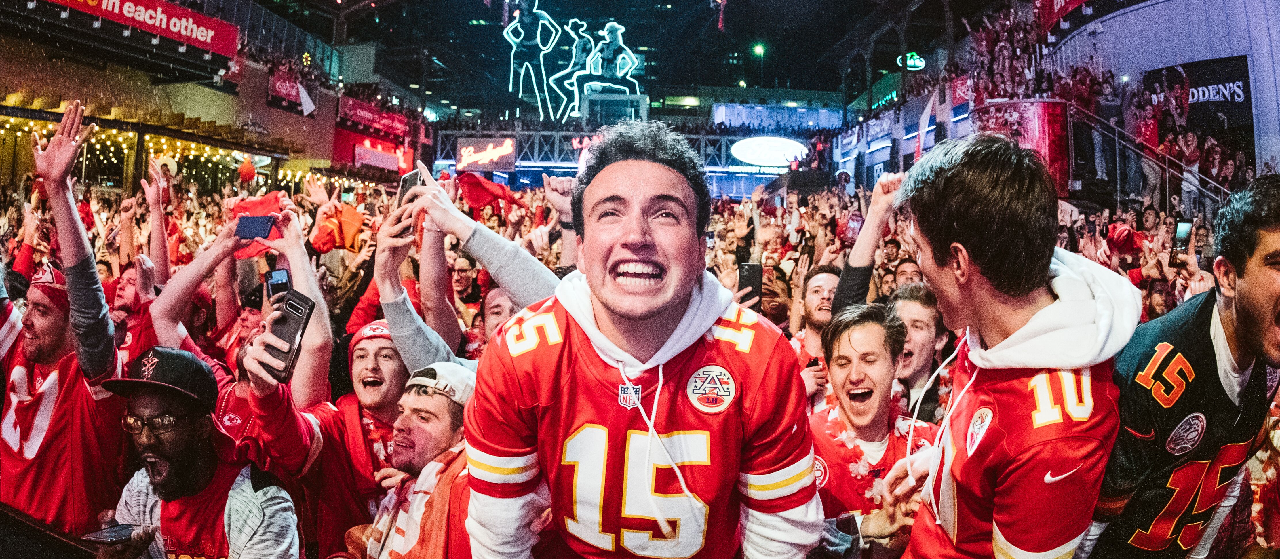 Fans jubeln bei der KC Live1 Veranstaltung in the Kansas City Power & Light Distrcit Ein Paar an einem Strand in Hawaii