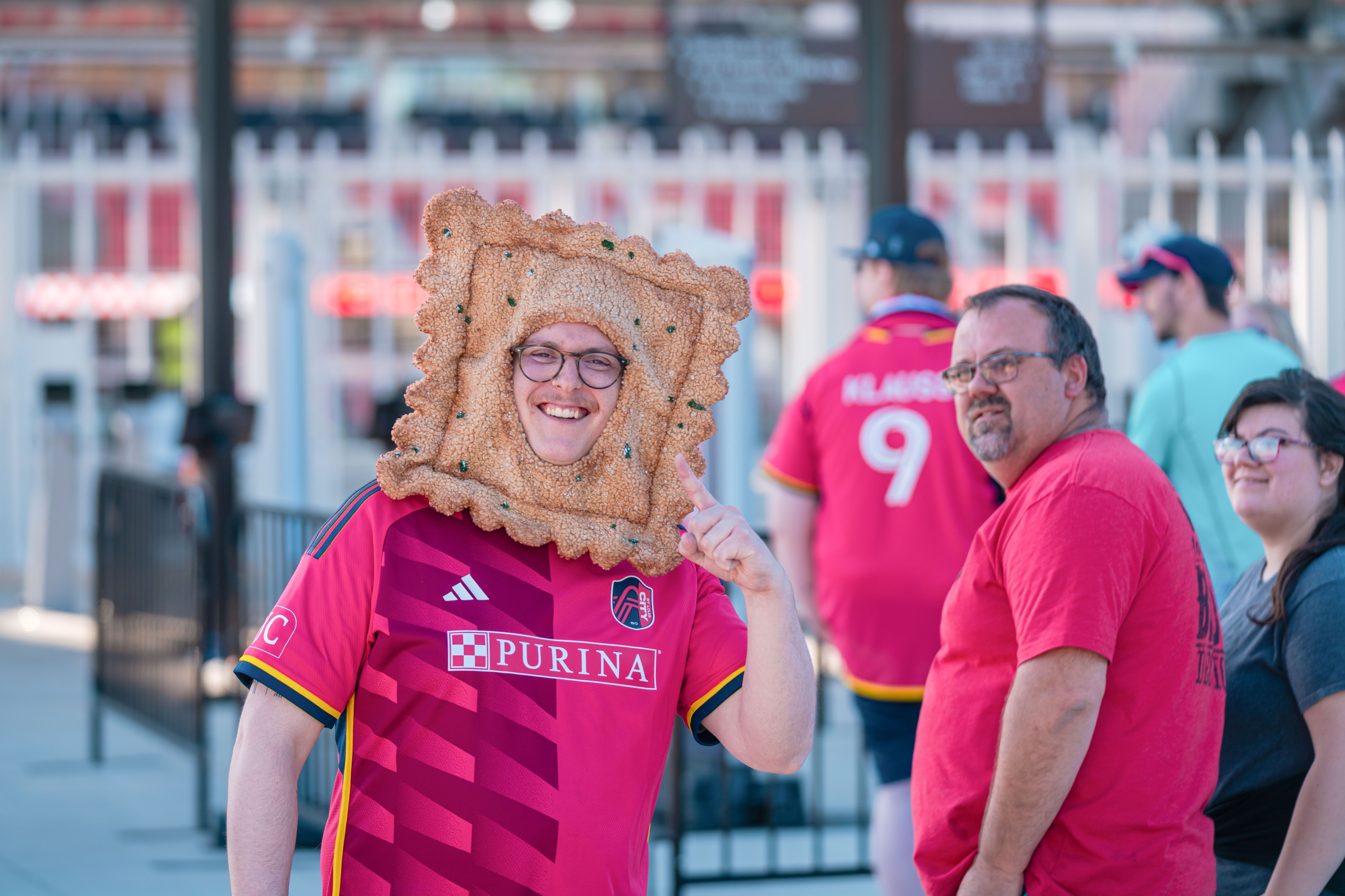 Fan trägt lustiges Kostüm im St. Louis Soccer Club Fan trägt lustiges Kostüm im St. Louis Soccer Club