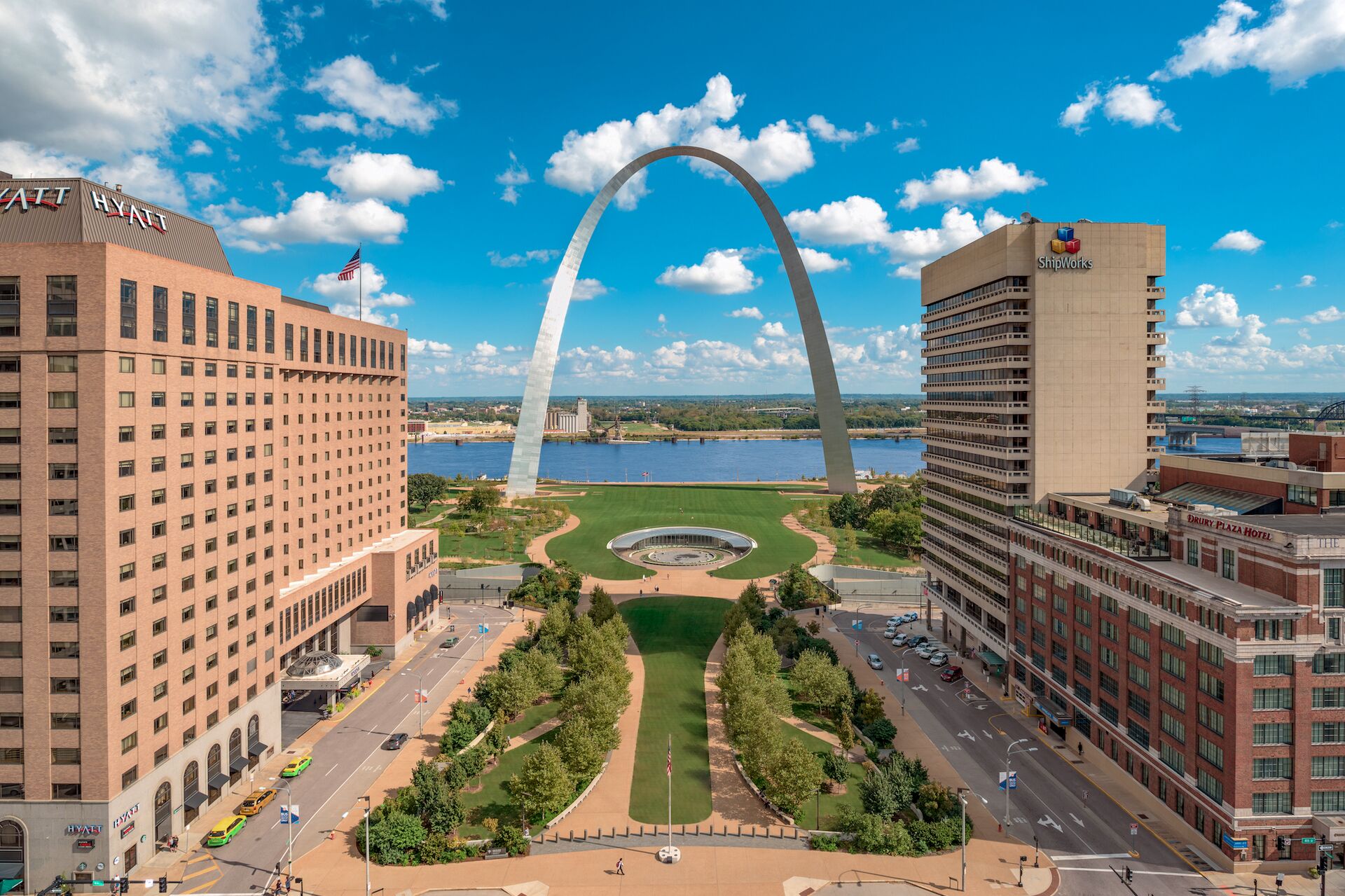 Denkmal St. Louis Gateaway Arch vom Weiten in seiner atemberaubenden Größe entdecken