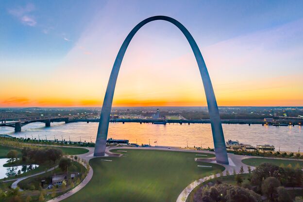Gateway Arch in St. Louis bei Sonnenuntergang Gateway Arch in St. Louis bei Sonnenuntergang