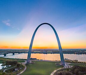 Gateway Arch in St. Louis bei Sonnenuntergang
