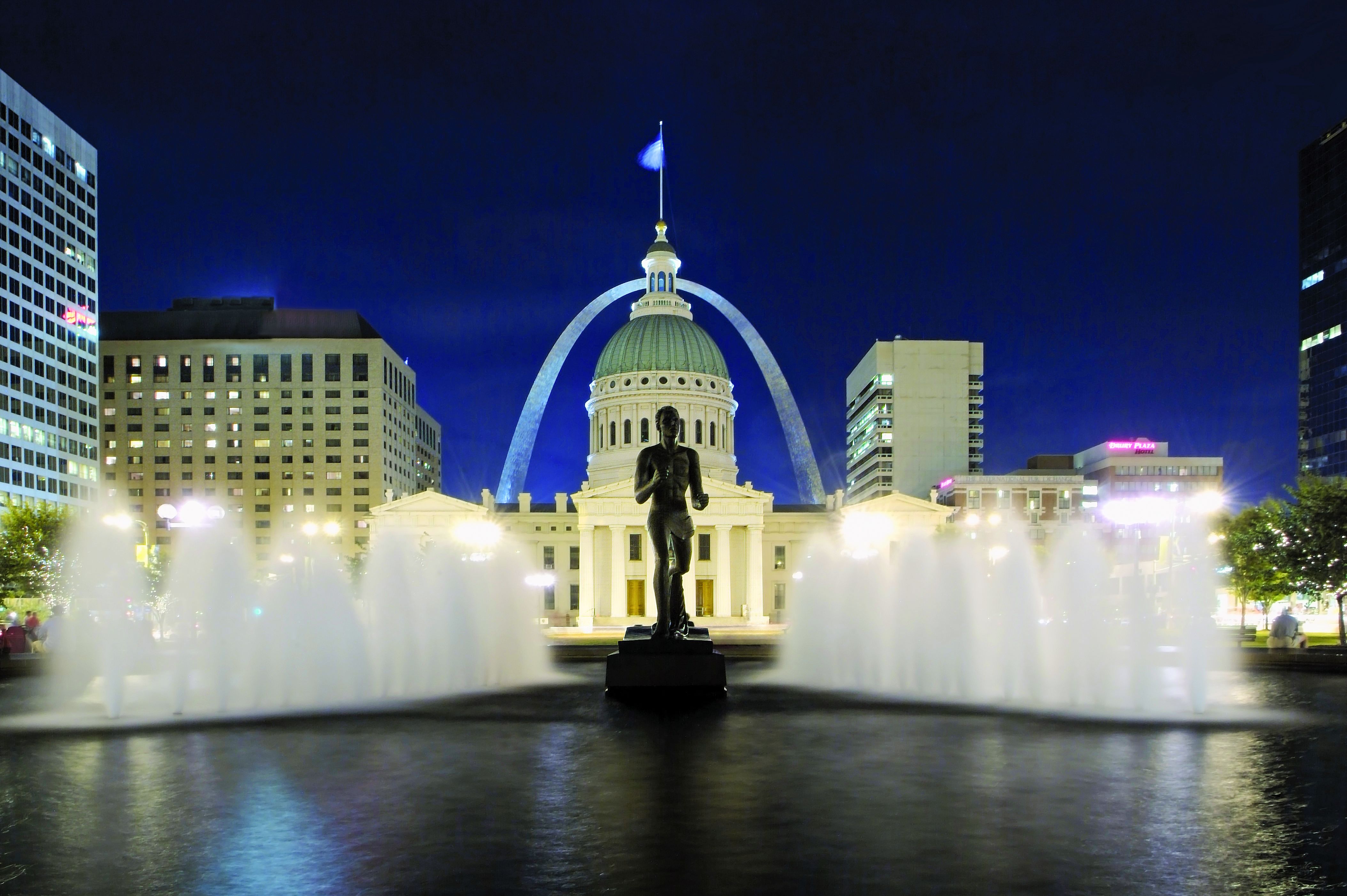 Nachts im Kiener Plaza Park in St.Louis, Missouri