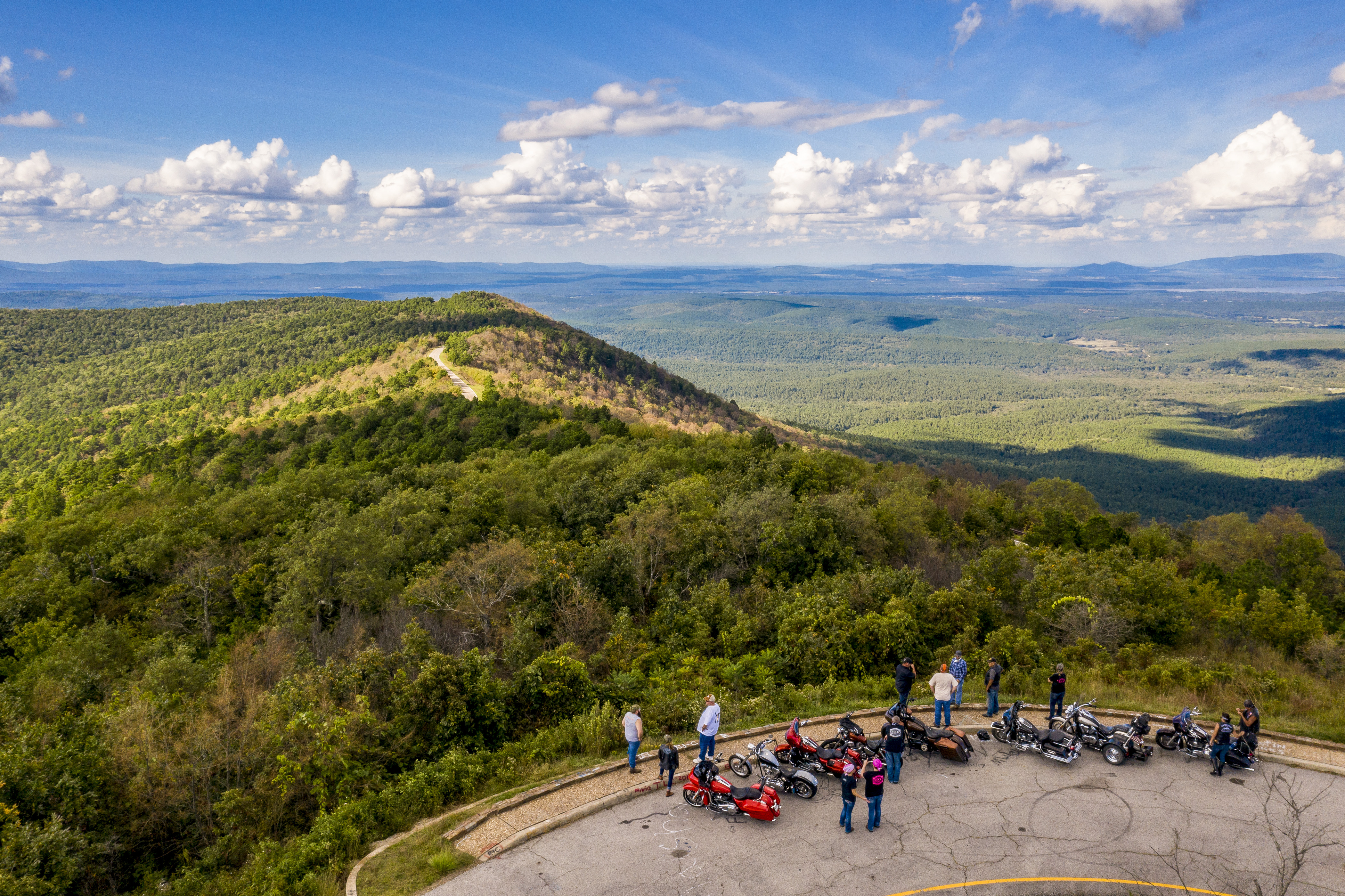 Rast mit dem Motorrad am Talimena Scenic Drive bei Talihina in Oklahoma