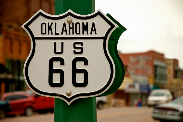 Ein Schild weist in Oklahoma auf den Verlauf der historischen Route 66 hin