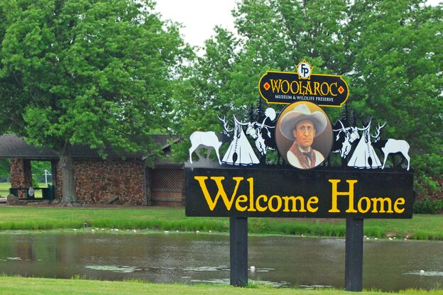 Eingangsschild der Woolarov Ranch in Bartlesville, Oklahoma Eingangsschild der Woolarov Ranch in Bartlesville, Oklahoma