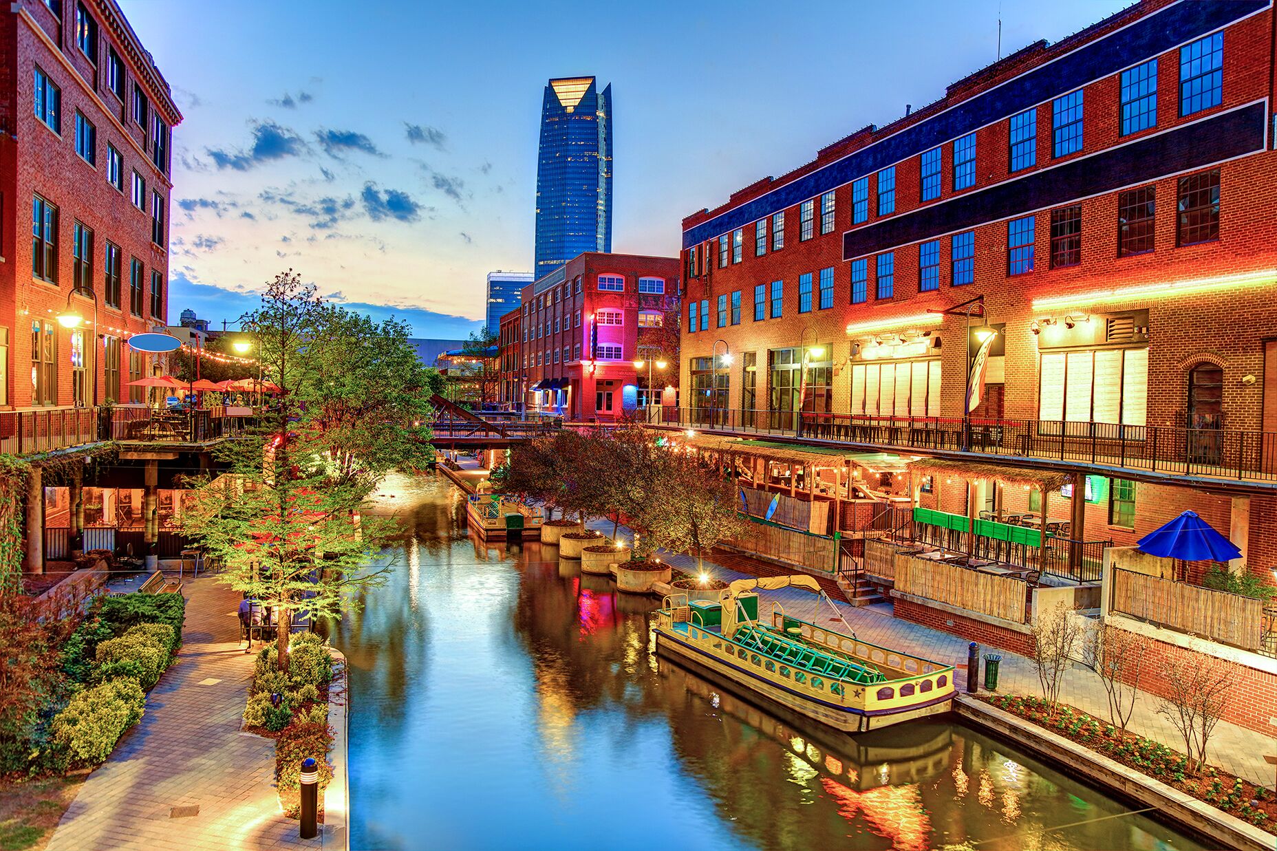 Der Bricktown Canal in Oklahoma City bei abendlichen Stadtlichtern
