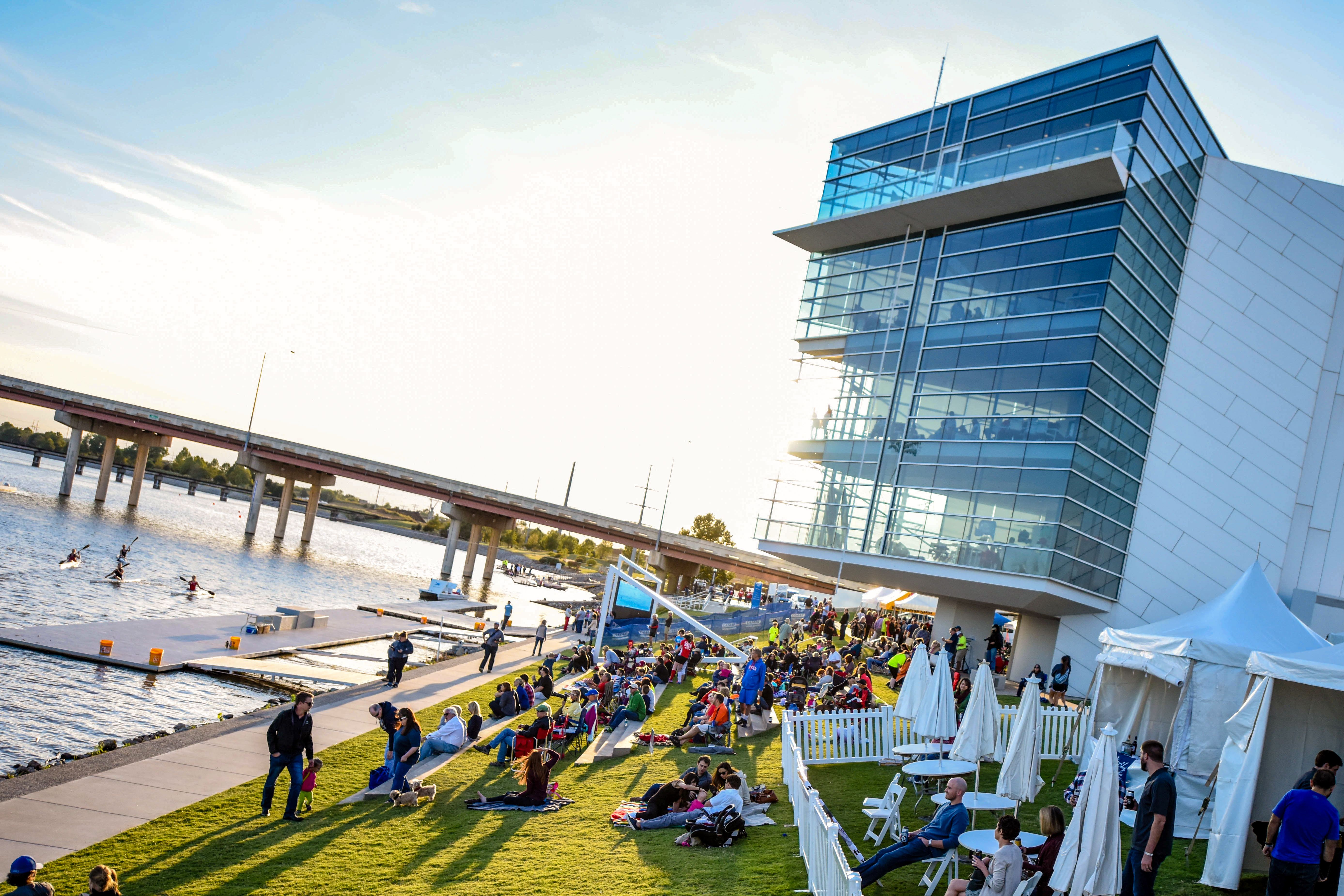 Besucher beim Regatta Festival im Boathouse District in Oklahoma City, Oklahoma