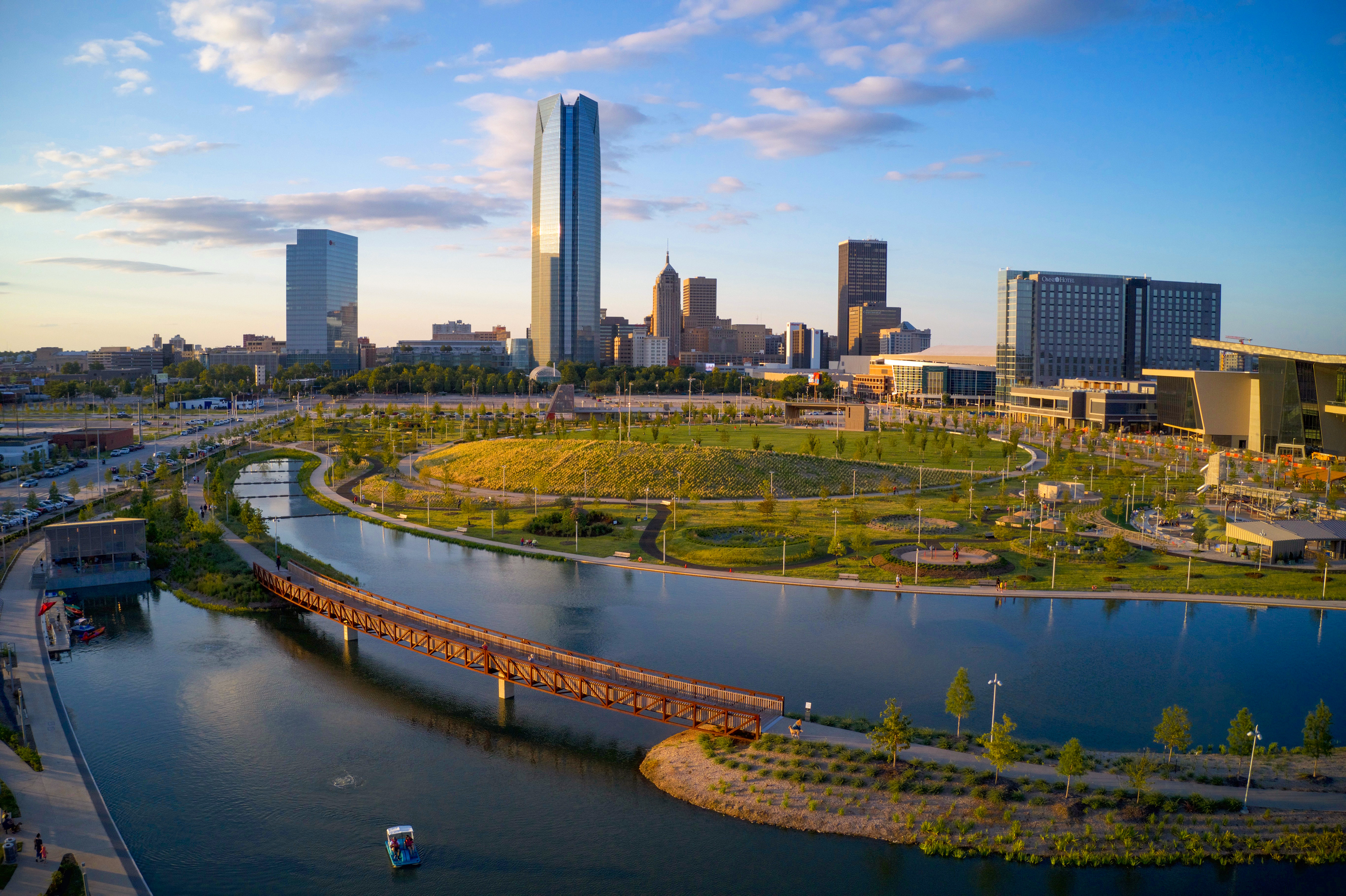 Blick auf den Scissortail Park in Downtown Oklahoma City mit der Skyline im Hintergrund