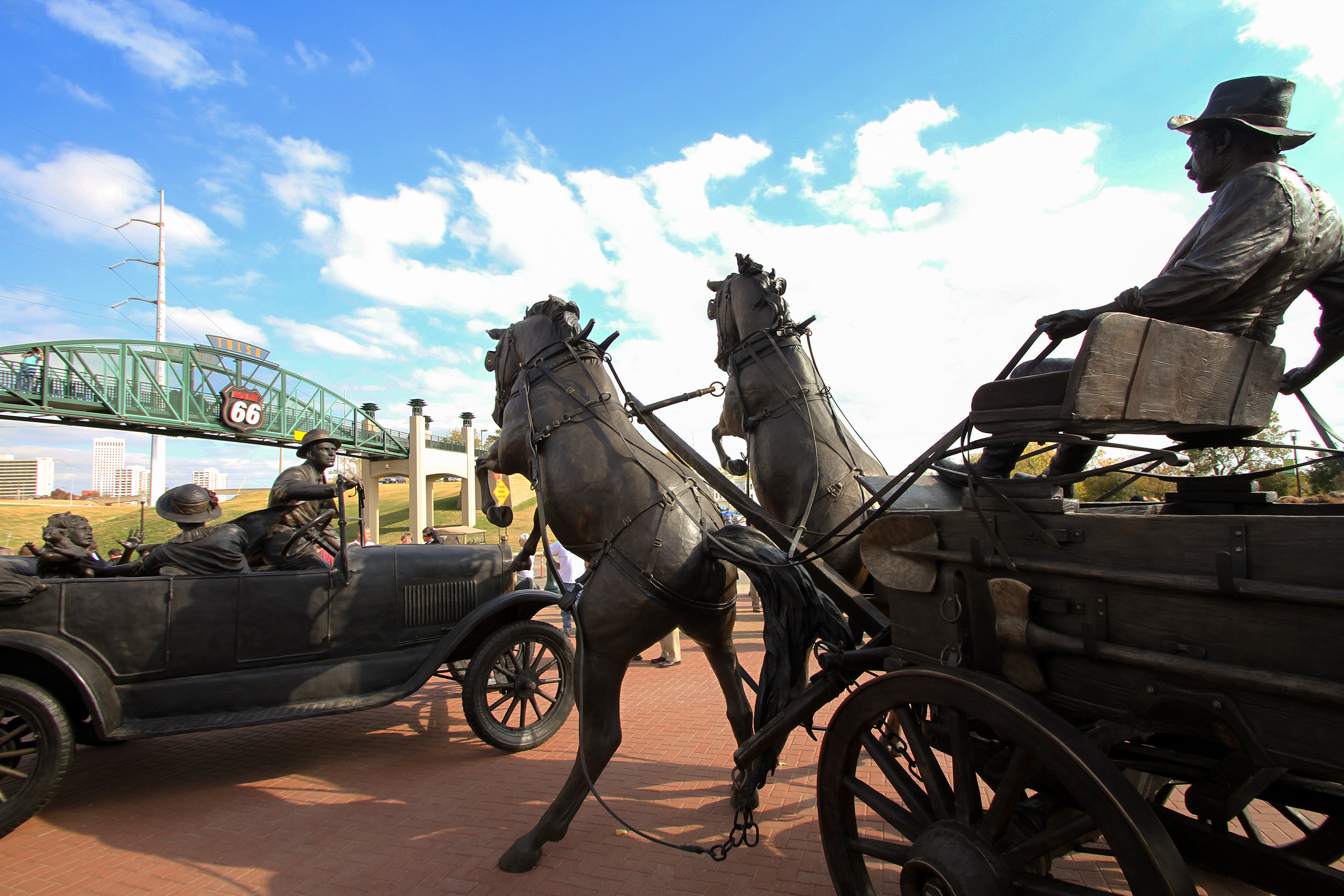 Das "East meets West" Denkmal am Route 66 Midpoint in Tulsa, Oklahoma
