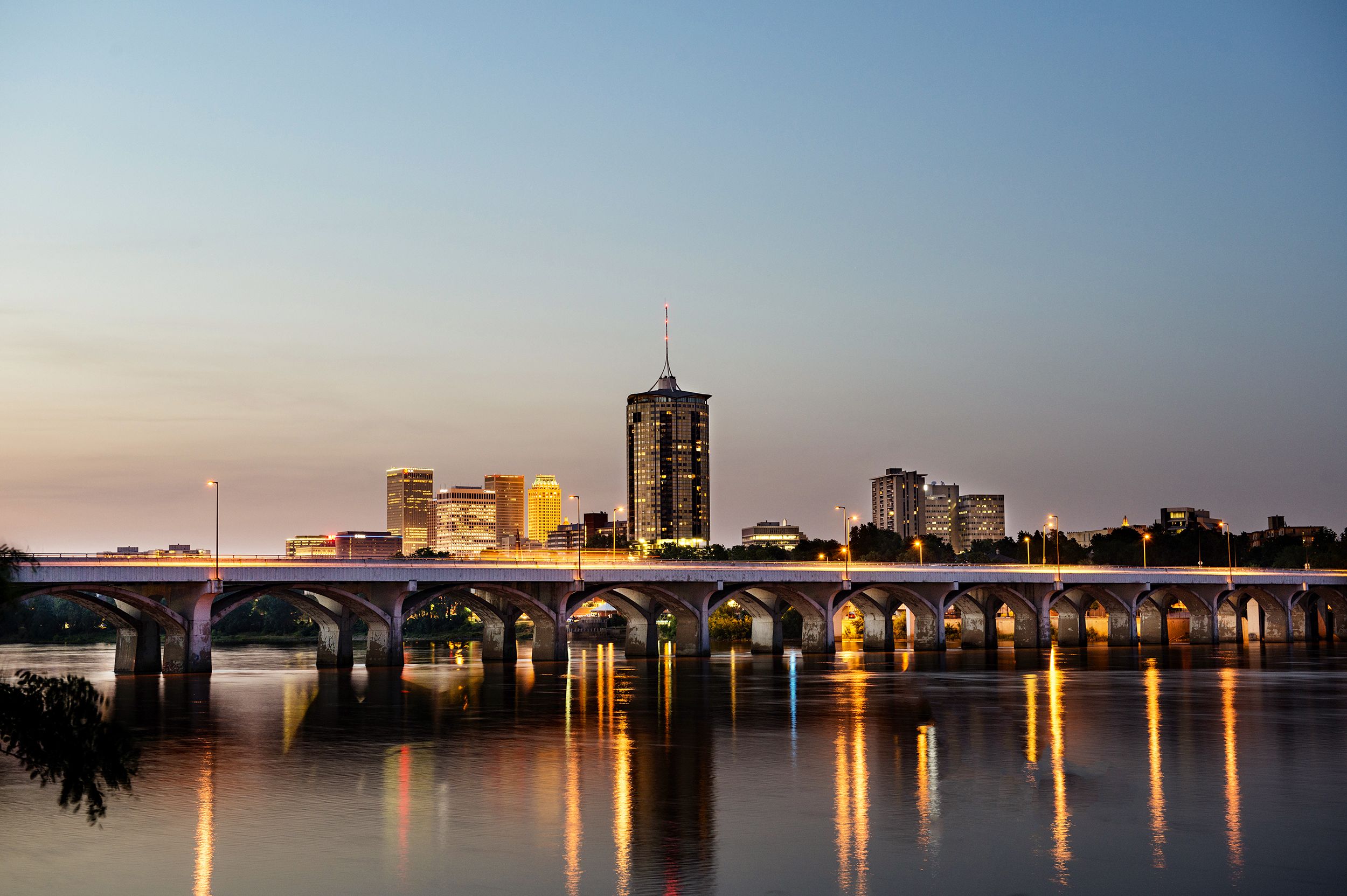 Die abendliche Skyline von Tulsa am Arkansas River in Oklahoma