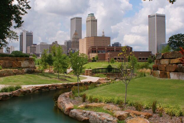 Impressionen eines Parks mit der Skyline von Tulsa in Oklahoma