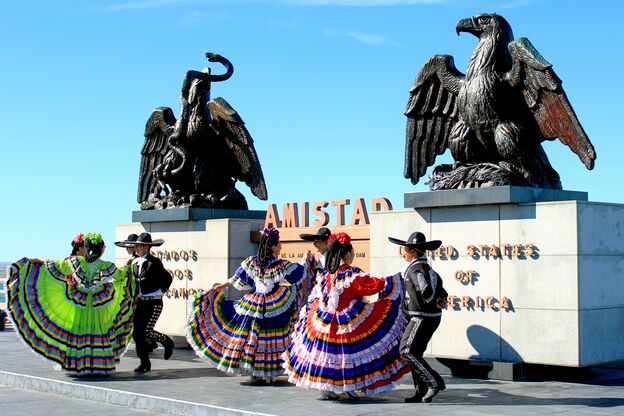 Folkloretanz während der Fiesta de Amistad an der Grenze zwischen Acuna (Mexiko) und Del Rio Folkloretanz während der Fiesta de Amistad an der Grenze zwischen Acuna (Mexiko) und Del Rio