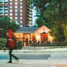 regionen/usa/mittlererwesten/texas/austin/austin-rainey-street.cr844x845-0x108 regionen/usa/mittlererwesten/texas/austin/austin-rainey-street.cr844x845-0x108