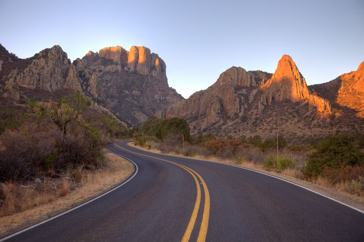 Eine gewundener Highway führt durch den Big Bend Nationalpark in Texas