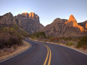 Ein gewundener Highway führt durch den Big Bend Nationalpark in Texas