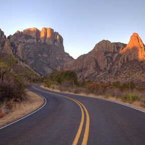 Eine gewundener Highway führt durch den Big Bend Nationalpark in Texas