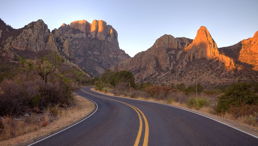 Eine gewundener Highway führt durch den Big Bend Nationalpark in Texas Eine gewundener Highway führt durch den Big Bend Nationalpark in Texas