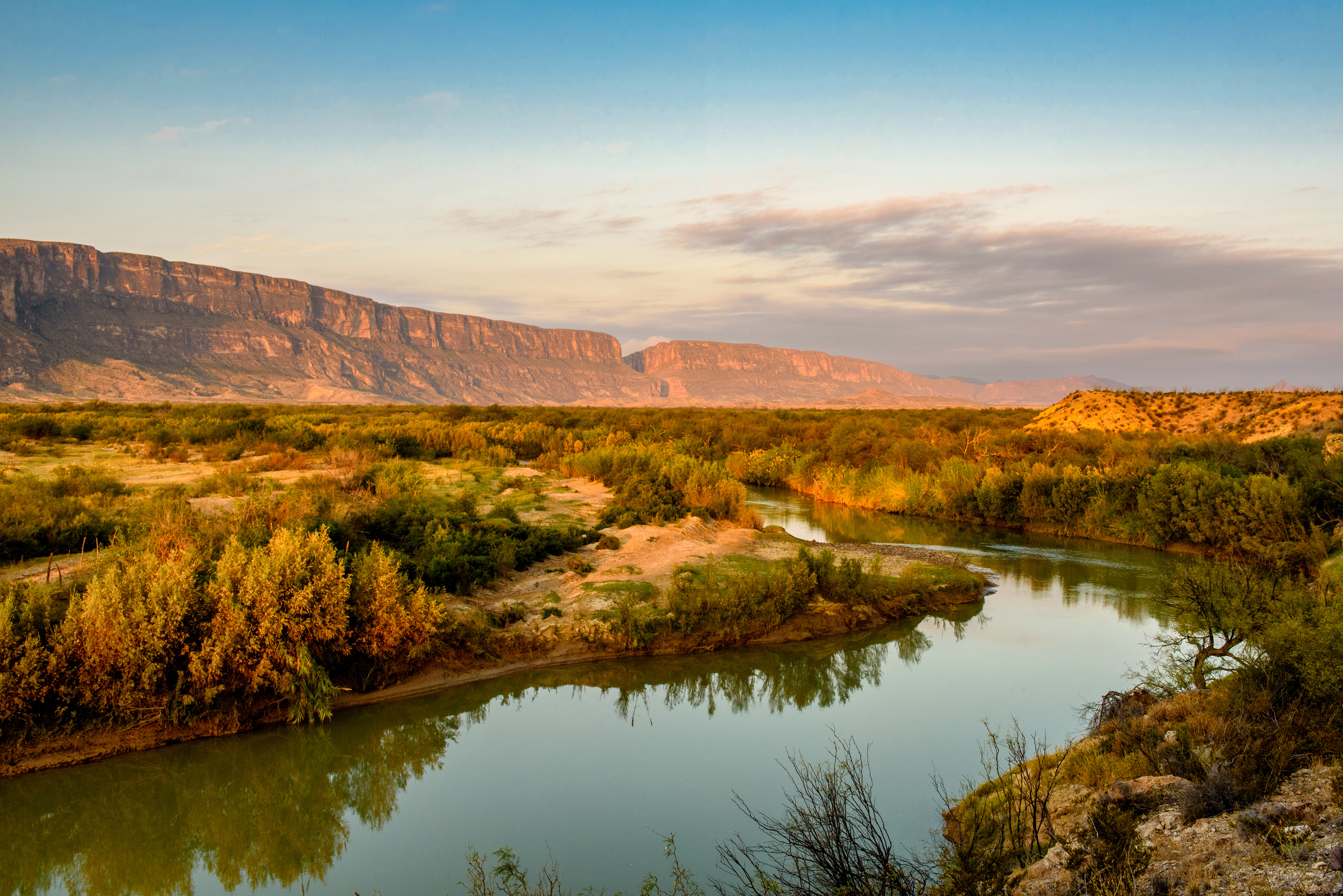 Blick über den Rio Grande und den Santa Elena Canyon im Big Bend Nationalpark in Texas