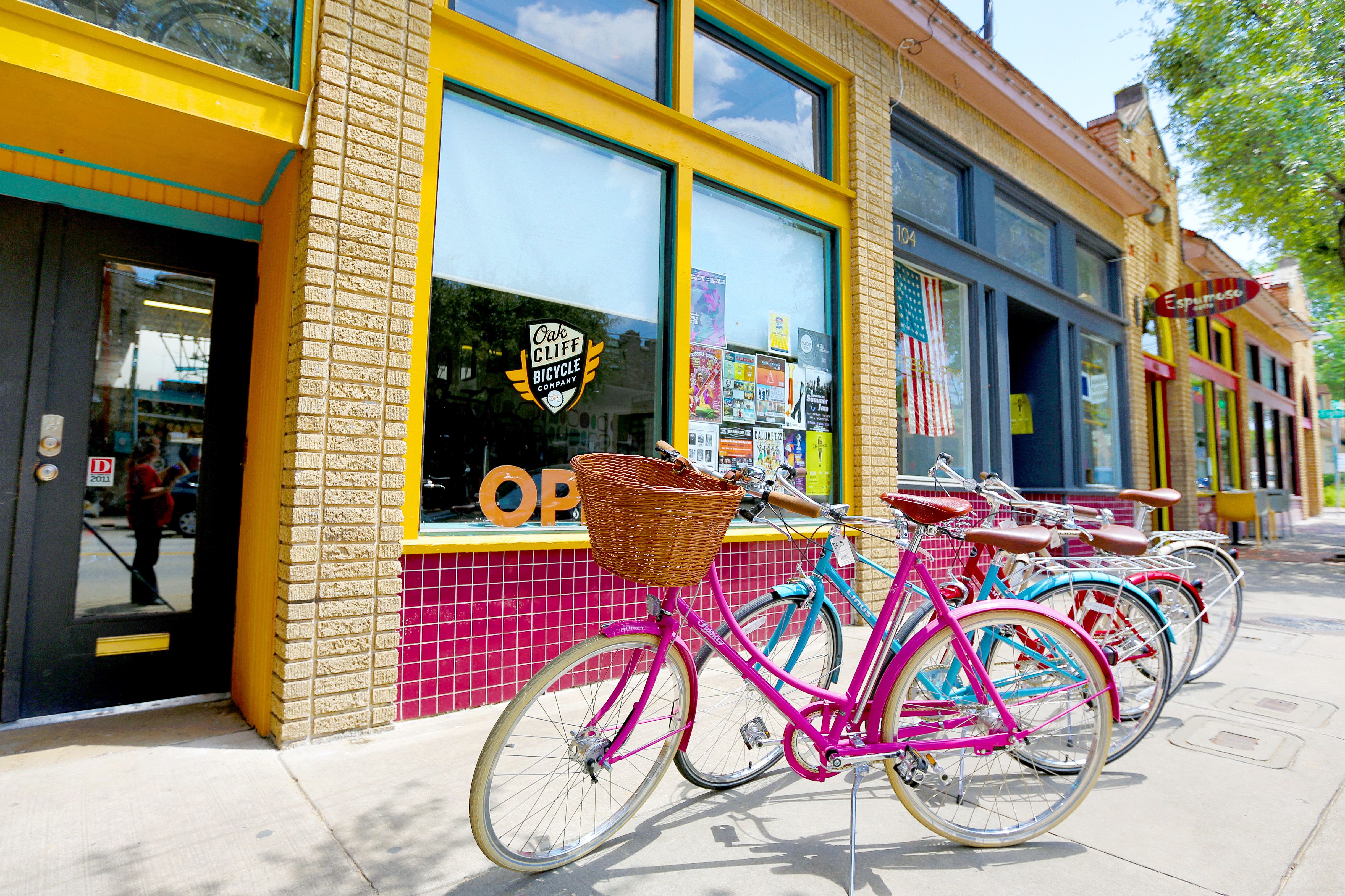 Die AuÃŸenansicht der Oak Cliff Bicycle Company, einer Fahrradvermietung in Dallas