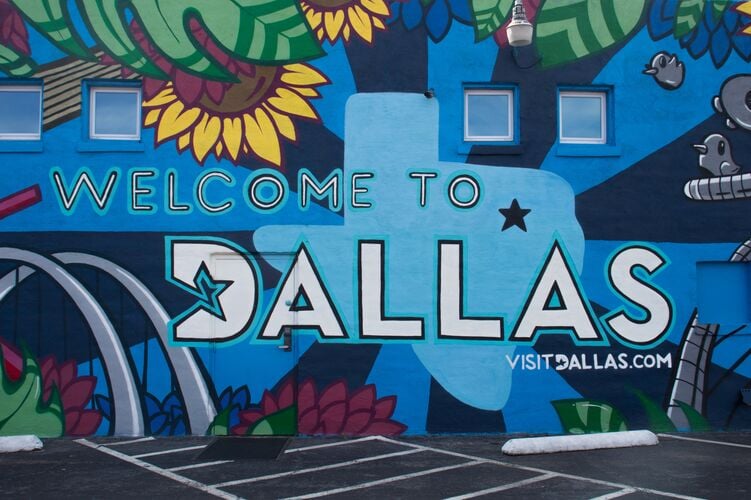 Straßenmalerei in Dallas' Unterhaltungsviertel Deep Ellum