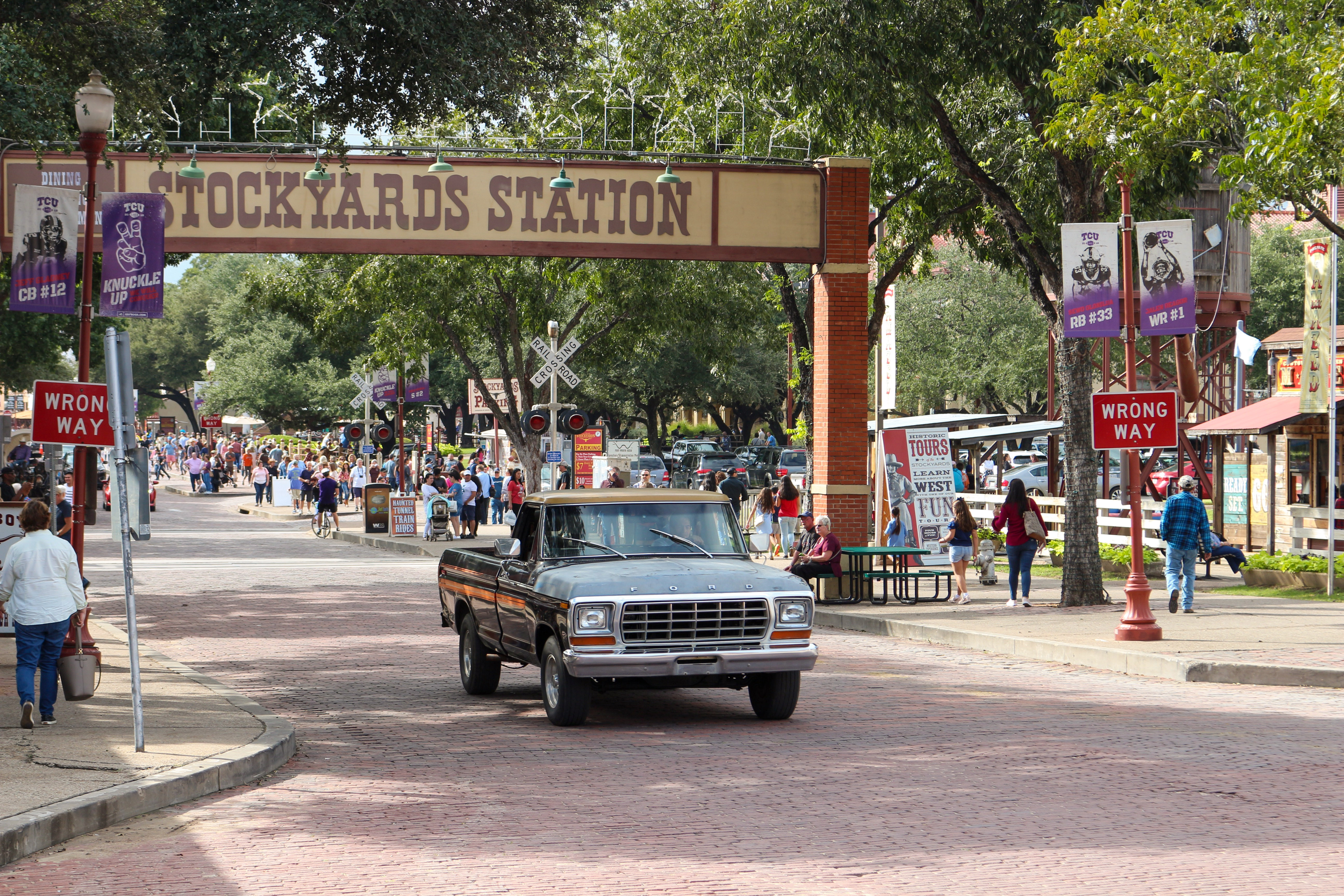 Besucher flanieren über die Straßen der Stockyards Station in Fort Worth, Texas