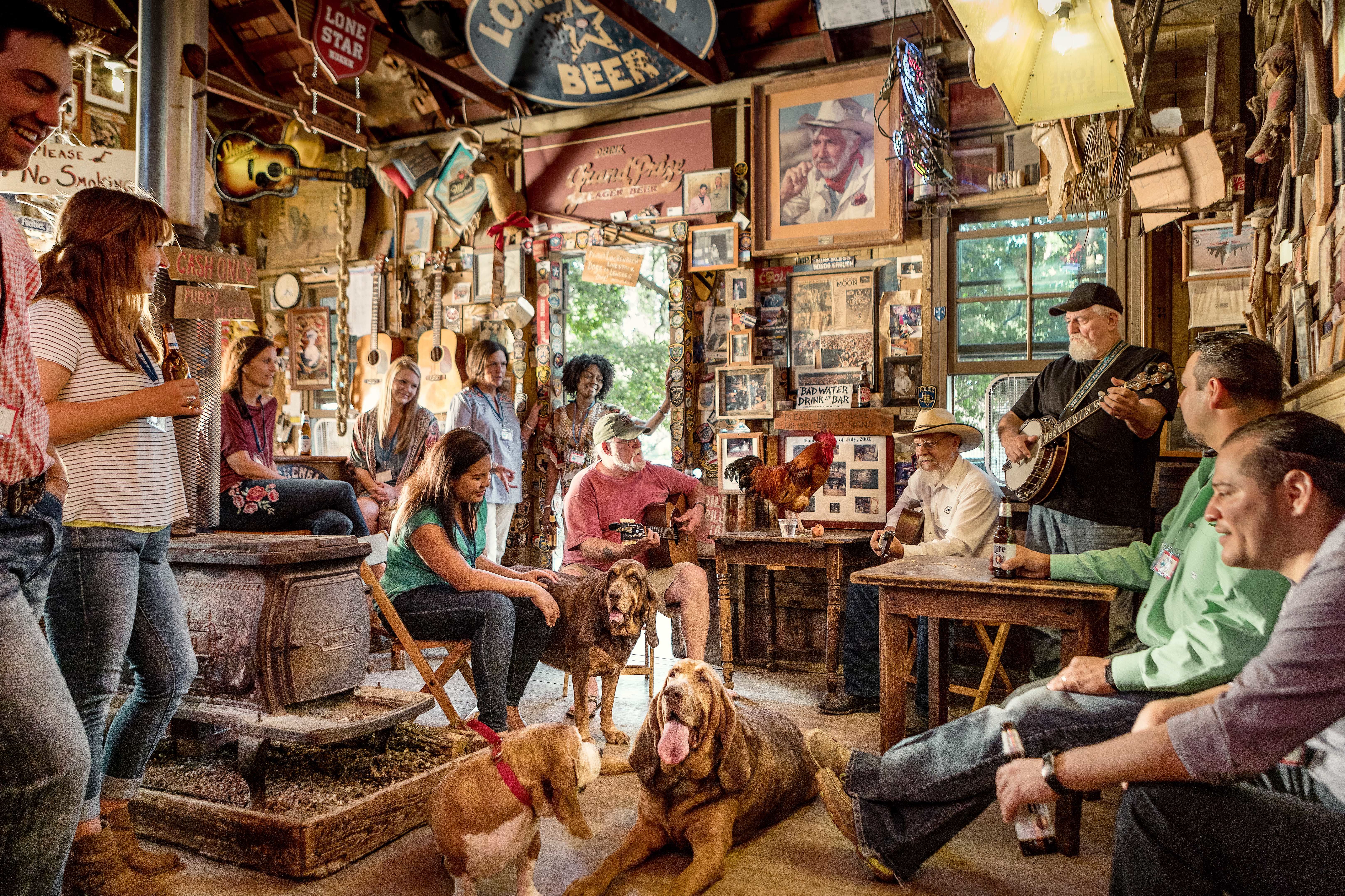 Gemeinsam Zeit verbringen in der Siedlung Luckenbach bei Fredericksburg in Texas