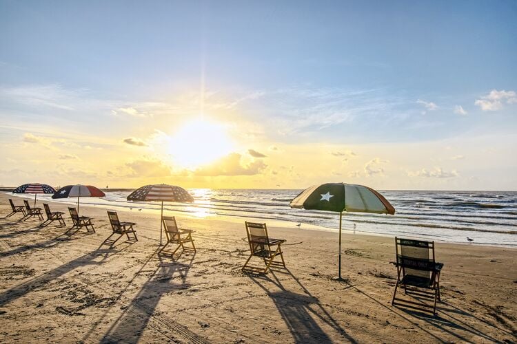 Den Sonnenaufgang am Galveston Beach in Galveston, Texas genieÃŸen