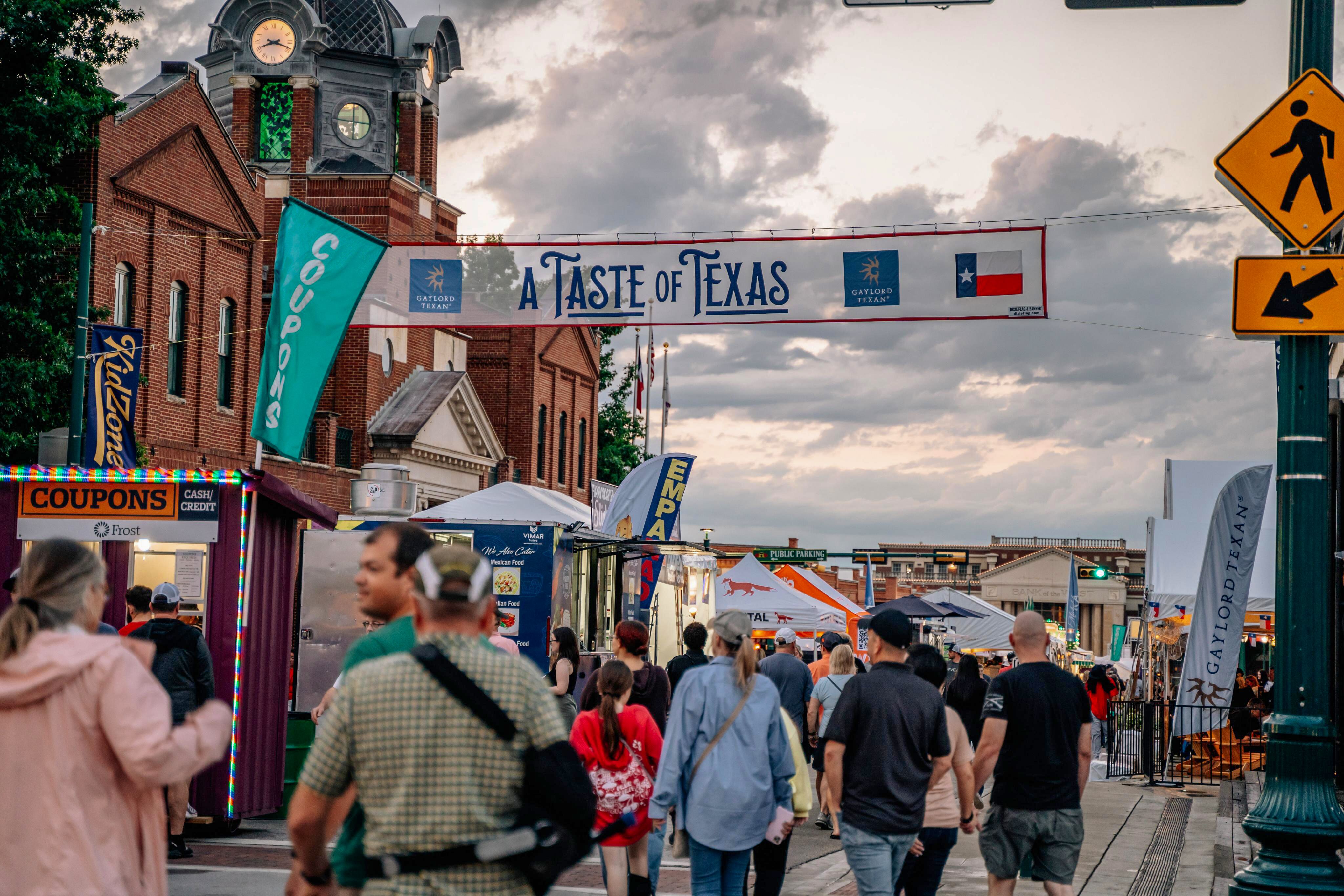 Besucher auf dem Main Street Fest in Grapevine