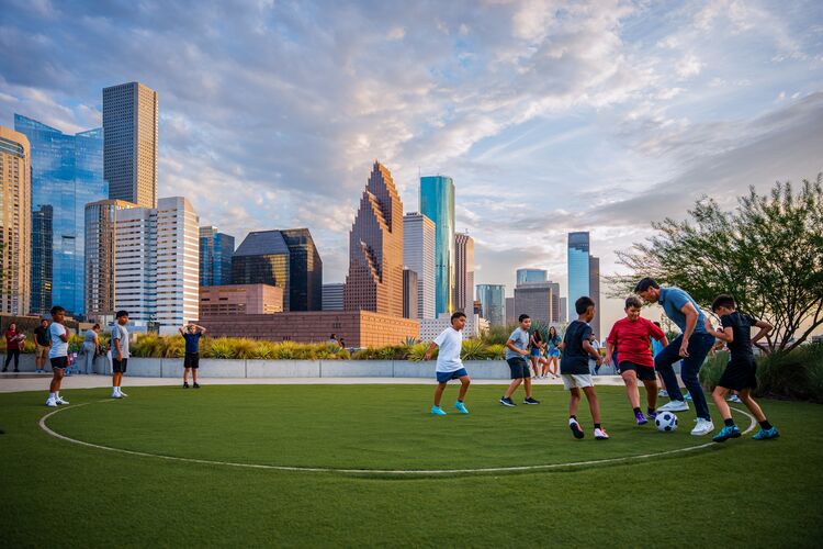 Fußballspiel in einem Park in Houston