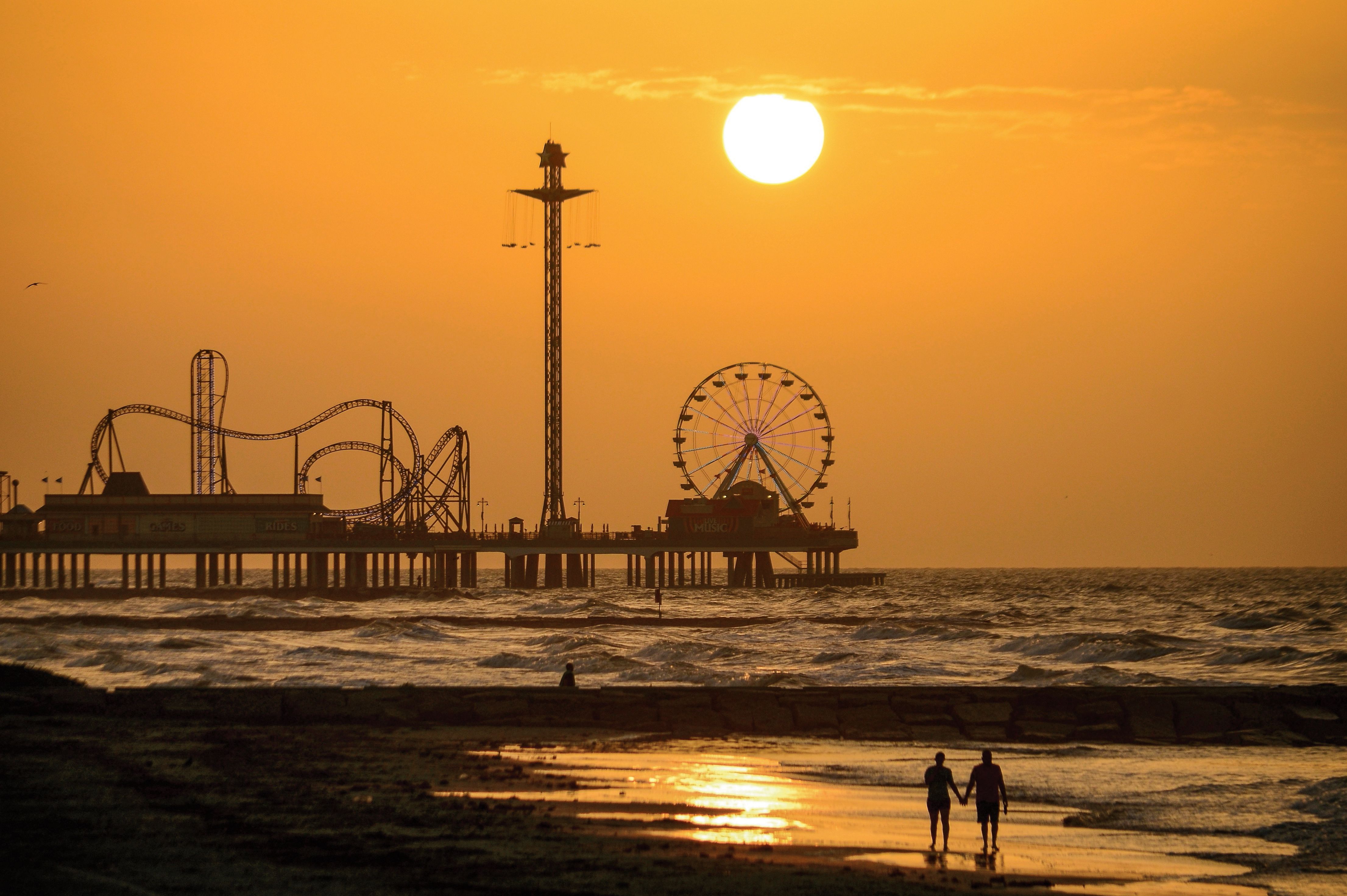 Der Galveston Island Historic Pleasure Pier in Houston bei Sonnenuntergang