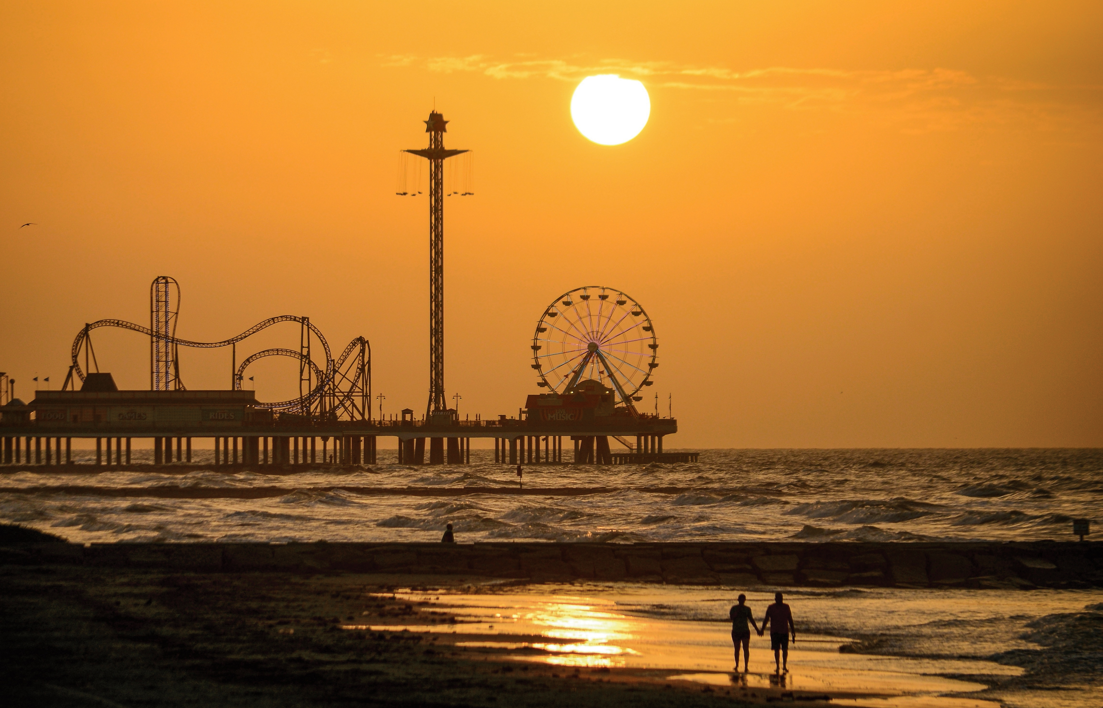 Der Galveston Island Historic Pleasure Pier in Houston bei Sonnenuntergang