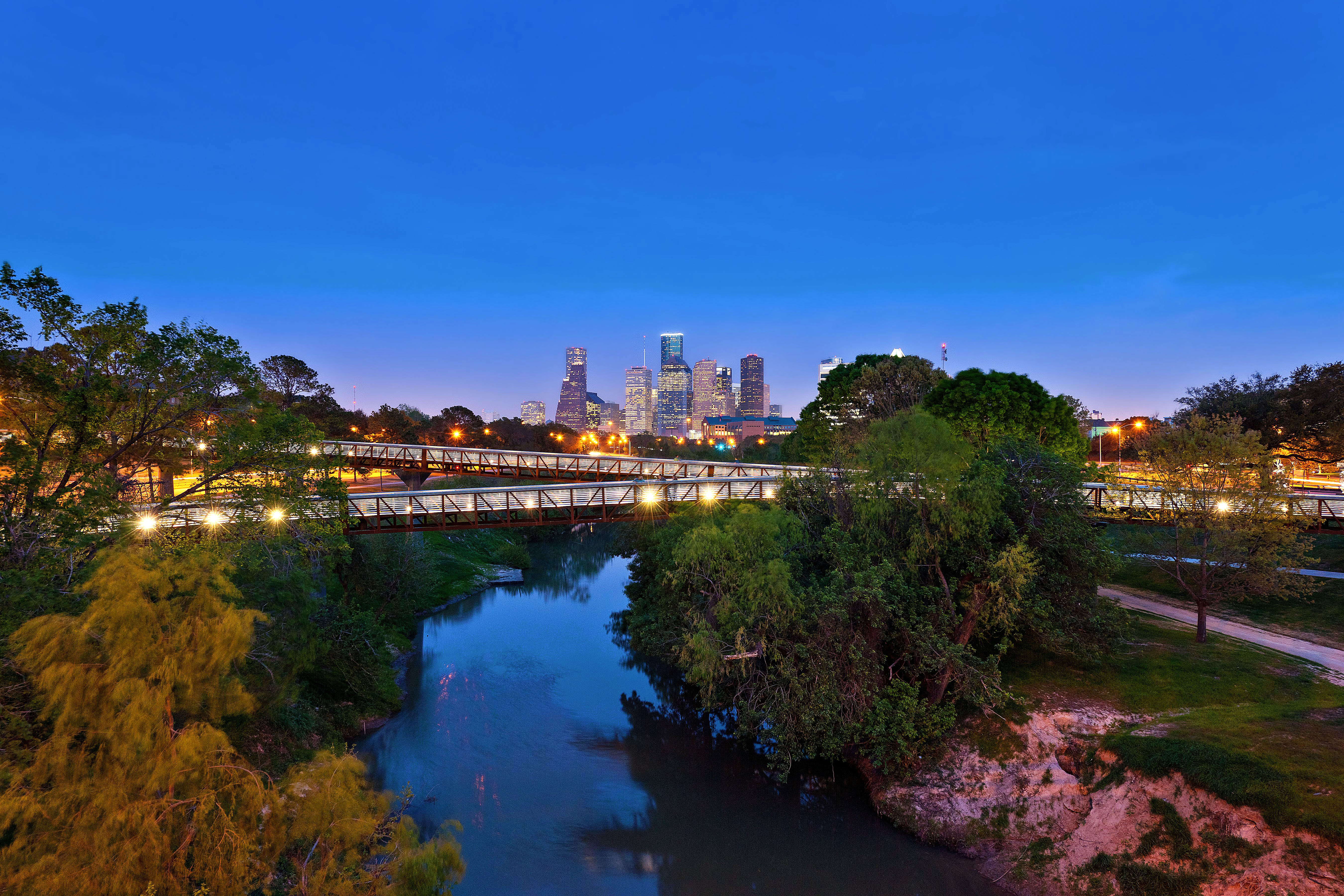 Die Rosemont Pedestrian Bridge mit Blick auf die Skyline von Houston