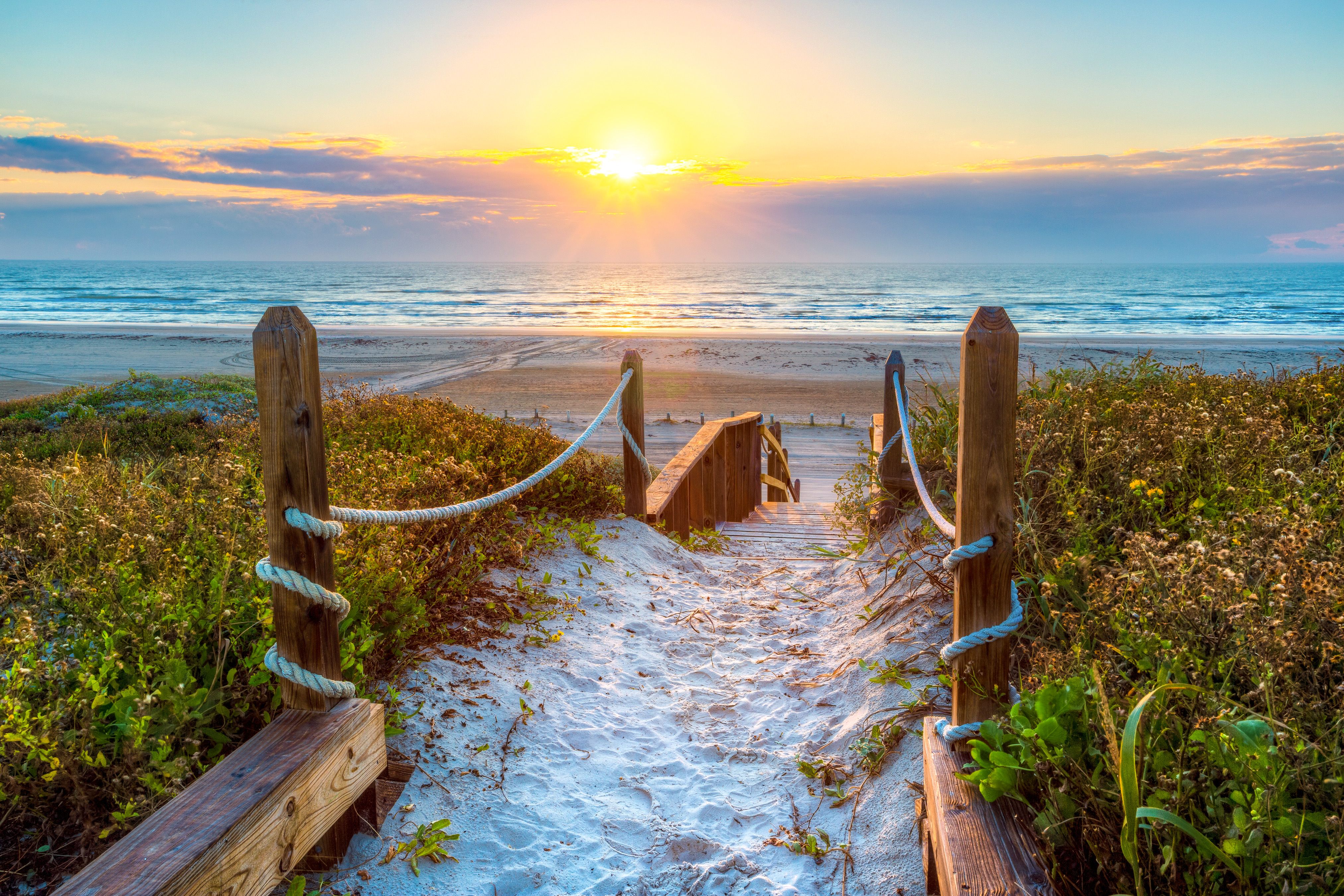 Den Sonnenaufgang an einem Strand von Port Aransas genieÃŸen