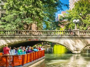 Mit dem Boot den River Walk Richtung Downtown San Antonio schippern