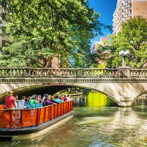 Mit dem Boot den River Walk Richtung Downtown San Antonio schippern