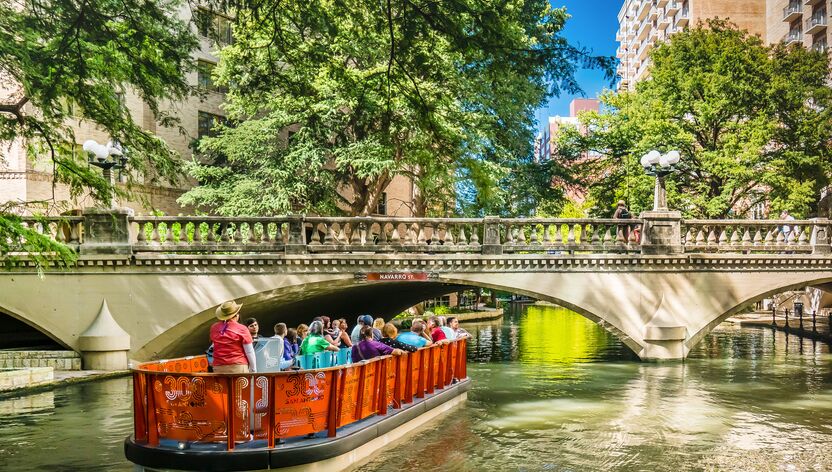 Mit dem Boot den River Walk Richtung Downtown San Antonio schippern Mit dem Boot den River Walk Richtung Downtown San Antonio schippern