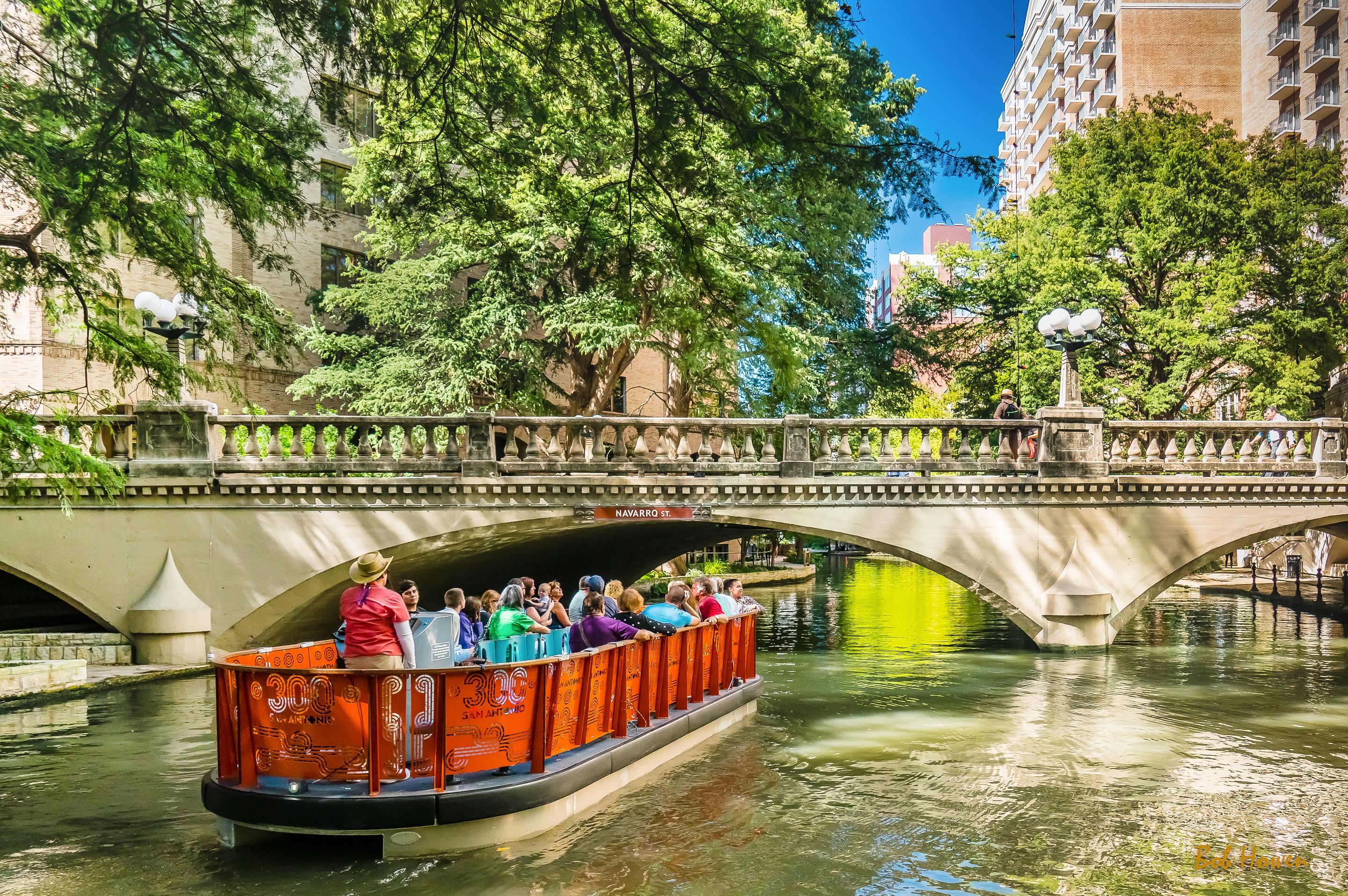 Mit dem Boot den River Walk Richtung Downtown San Antonio schippern