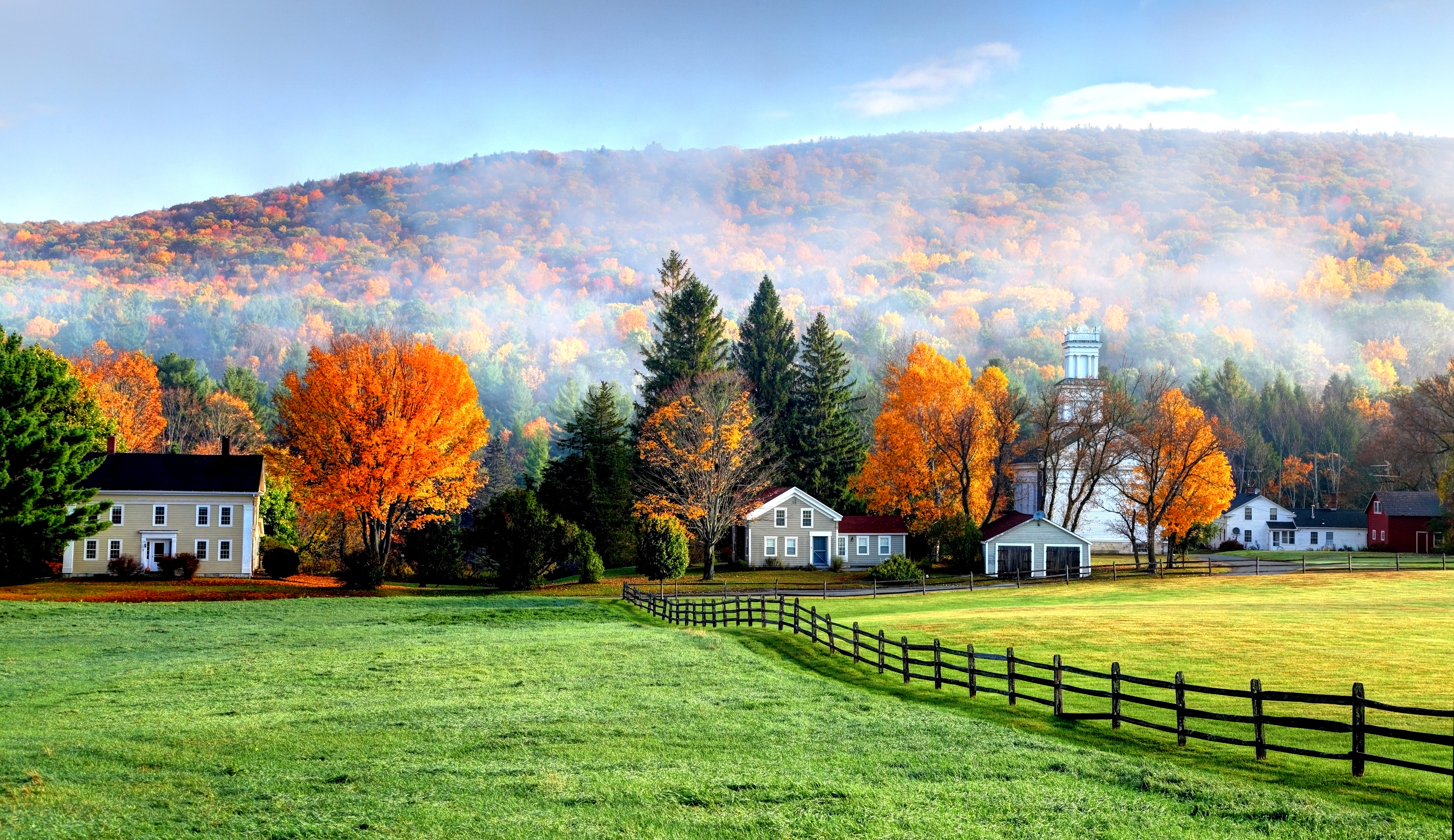 Herbstlicher Nebel in dem Dorf Tyringham in den Berkshire Mountains