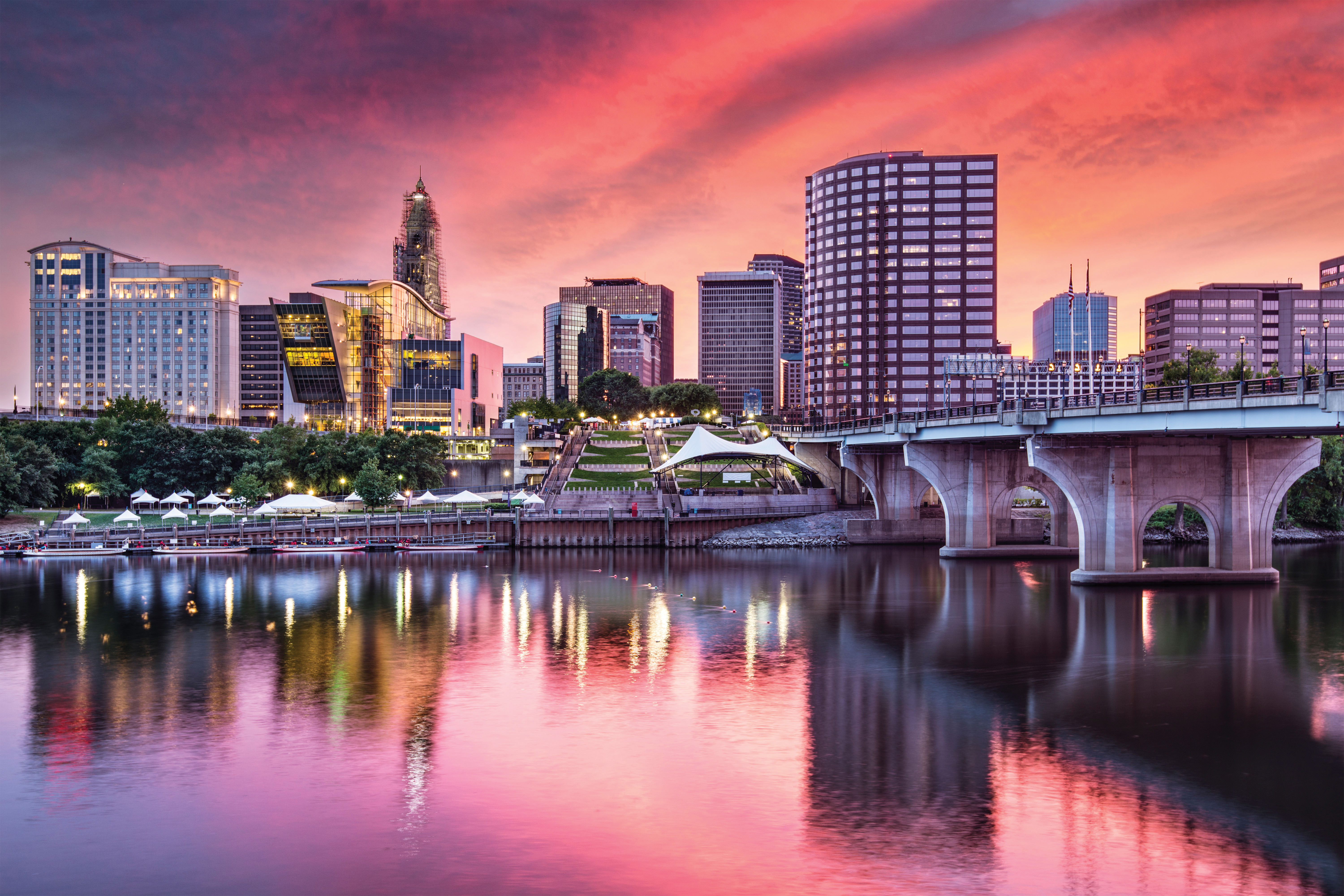 Schöne Skyline von Hartford, Connecticut im Sonnenuntergang