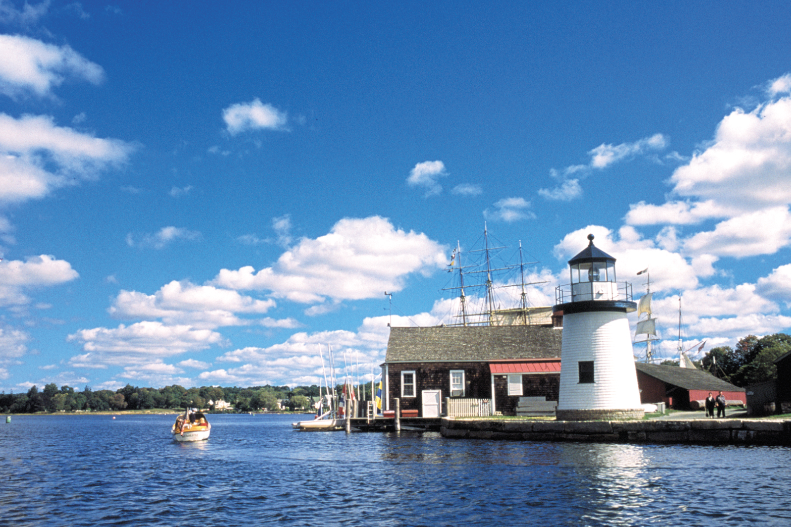 regionen/usa/neuengland-staaten/connecticut/mystic-seaport/leuchtturm-hafen