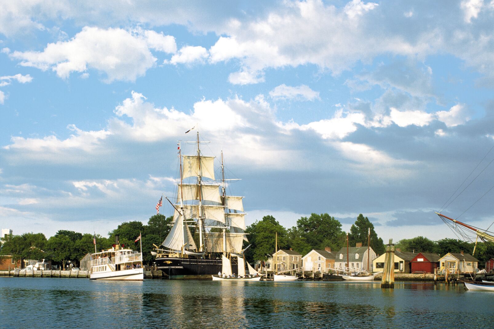 regionen/usa/neuengland-staaten/connecticut/mystic-seaport/segelboot-hafen.cr1606x1071-0x0