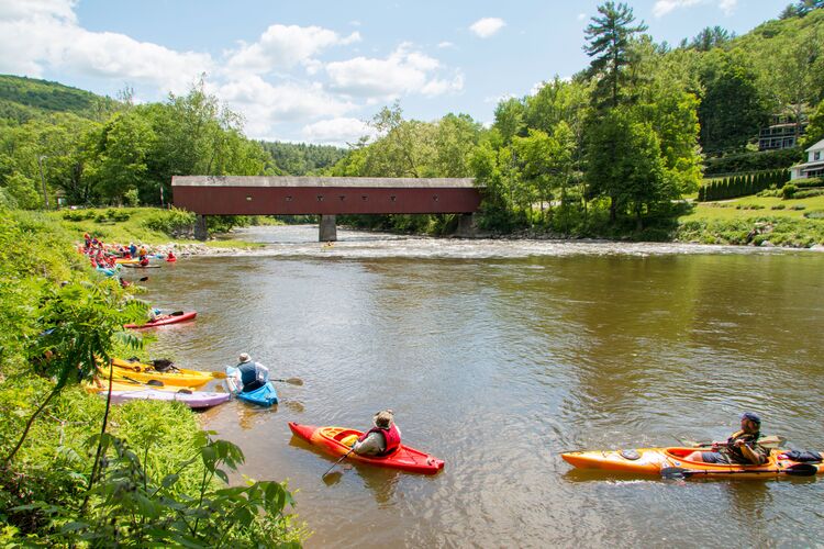 Mit den Kajaks auf dem Housatonic River an der West Cornwall Covered Bridge entlang schippern