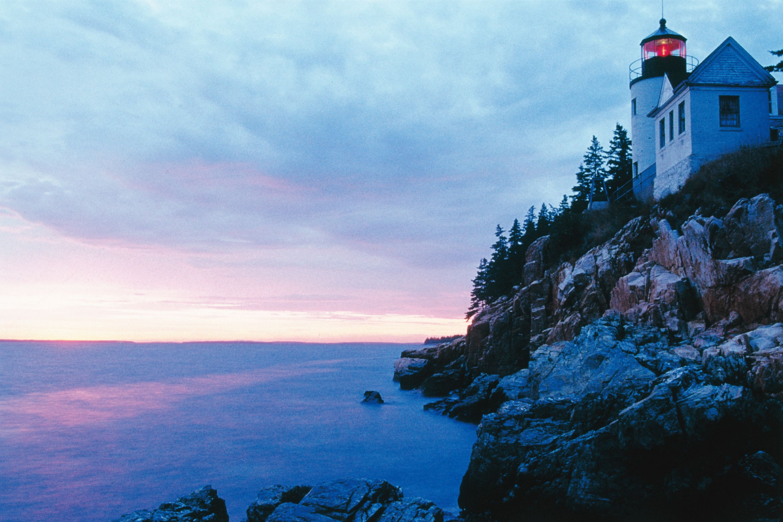 regionen/usa/neuengland-staaten/maine/allgemein/bass-harbor-leuchtturm-daemmerung.cr3000x1999-0x0