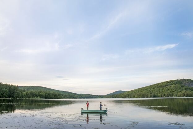 Angler am Bryant Pond in Maine Angler am Bryant Pond in Maine