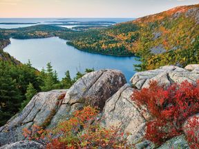 Der Jordan Pond in Maine zu Beginn der Herbstes
