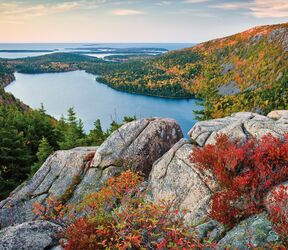 Der Jordan Pond in Maine zu Beginn der Herbstes